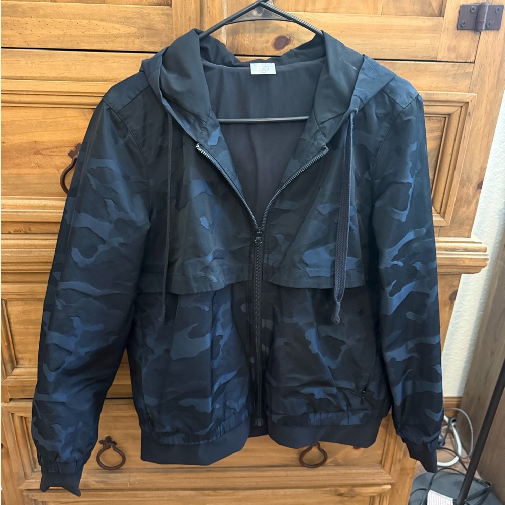 CALIA by Carrie Underwood Women's Navy and Black Camouflage Windbreaker